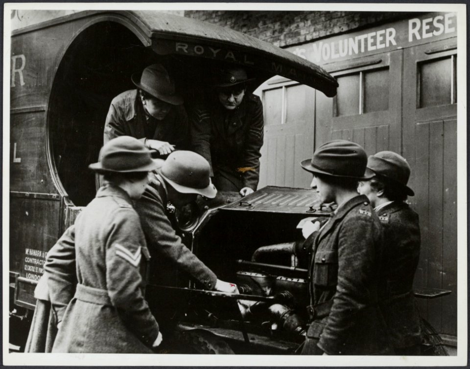 Womens Volunteer Reserve to drive Royal Mail., Bestanddeelnr 158-2066