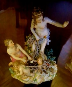 Women with child in net, unidentified, porcelain - Musei Capitolini - Rome, Italy - DSC05938