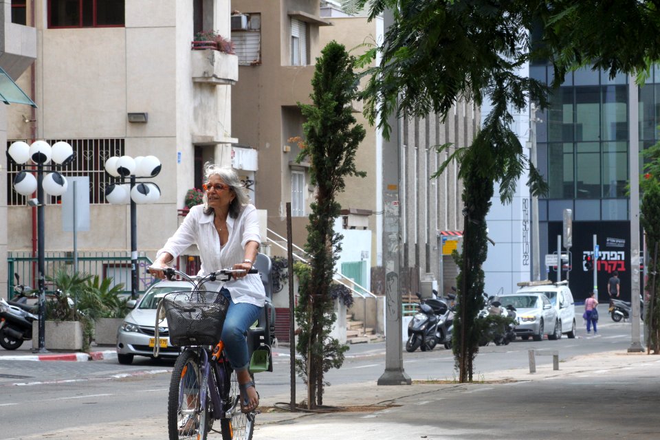 Woman-bicycle-tel-aviv-october-2014