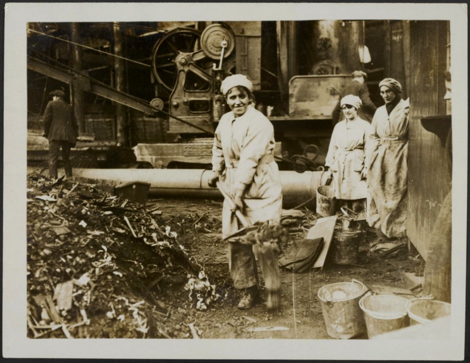 Women and girls doing rough work in the yards, Bestanddeelnr 158-2652