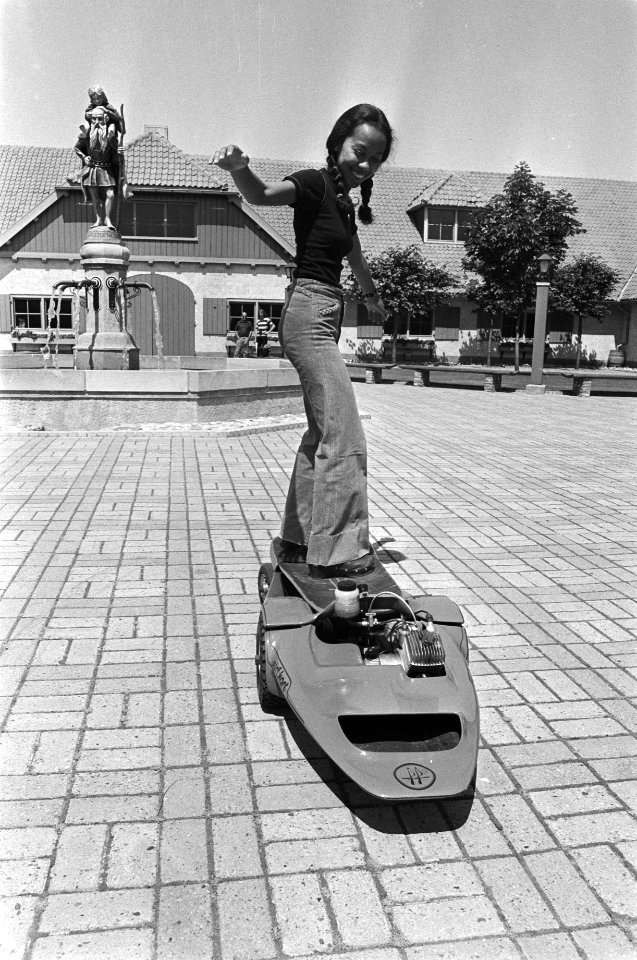 Wondermobielen in automuseum in Drunen, een surfauto van de Belg Franken, Bestanddeelnr 928-6741