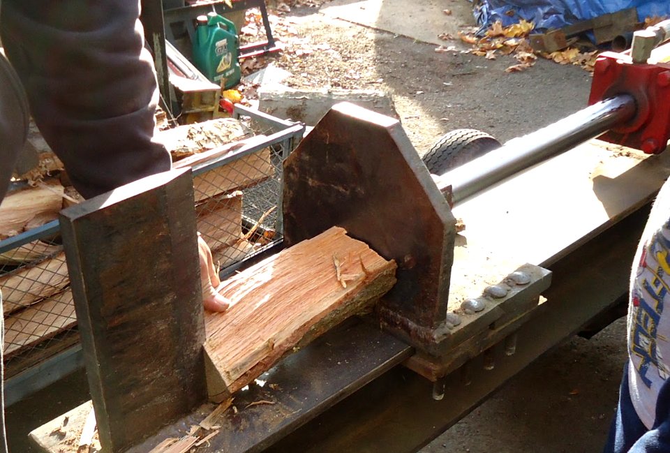 Wood splitter machine 1 of 2