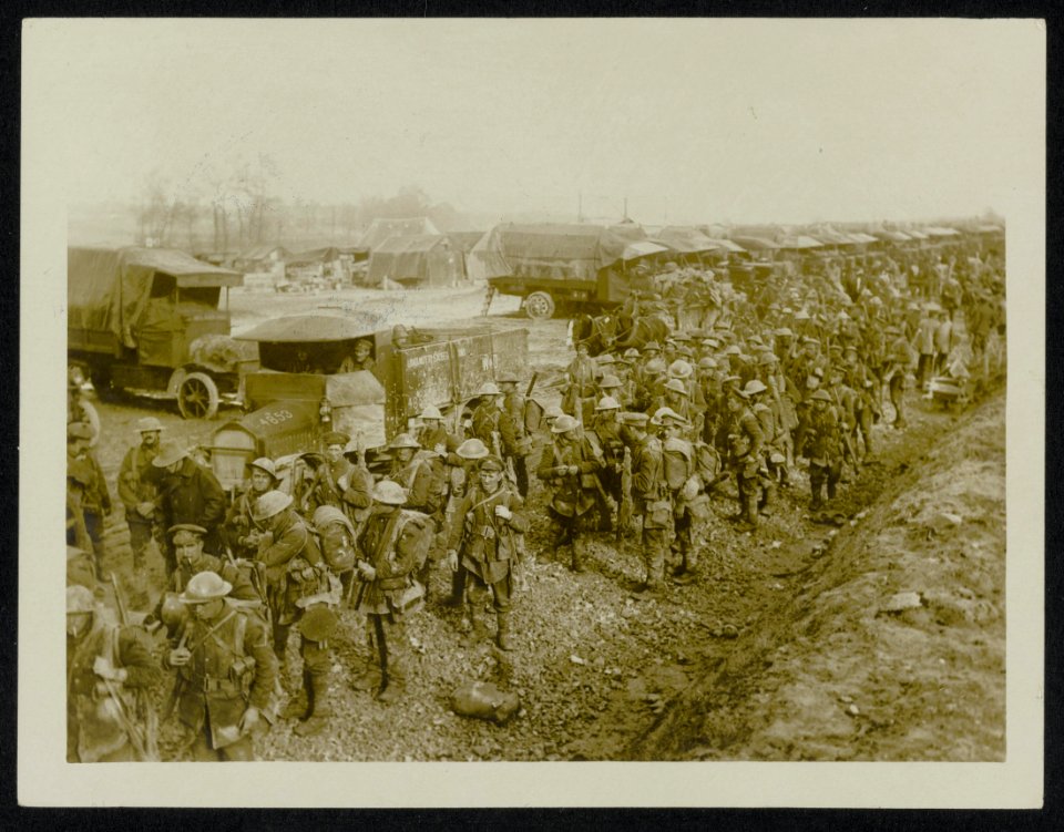 Worcestern returning from the trenches through the rain, Bestanddeelnr 158-0404