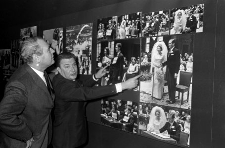 Word Press Photo , Ben van Meerendonk en Derrek Knight (jury) bij bekroonde foto, Bestanddeelnr 919-8877