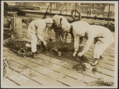 Women and girls doing rough work in the yards, Bestanddeelnr 158-2647