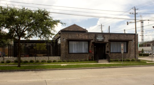 Wooster's - 02 - Front