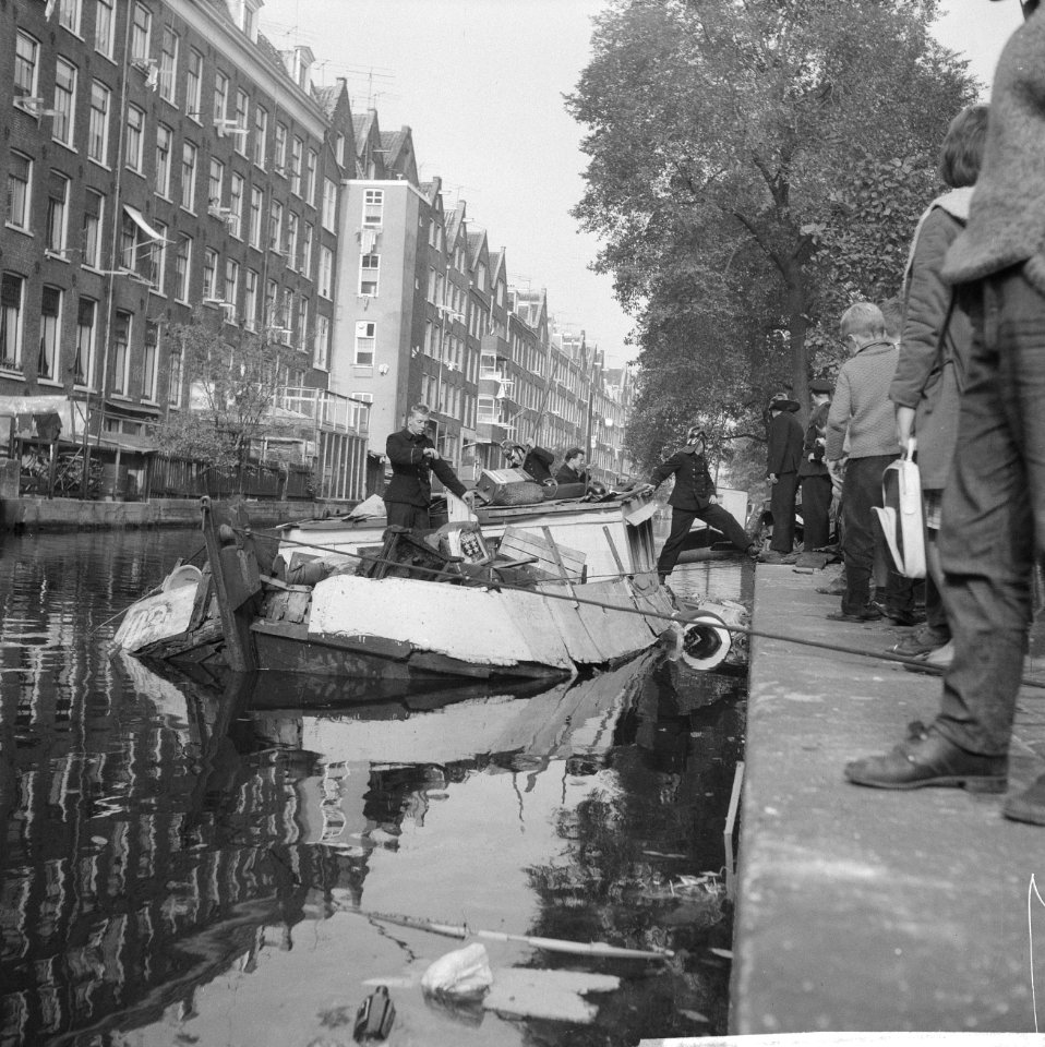 Woonschuit aan Lijnbaansgracht in Amsterdam gezonken, Bestanddeelnr 914-3984