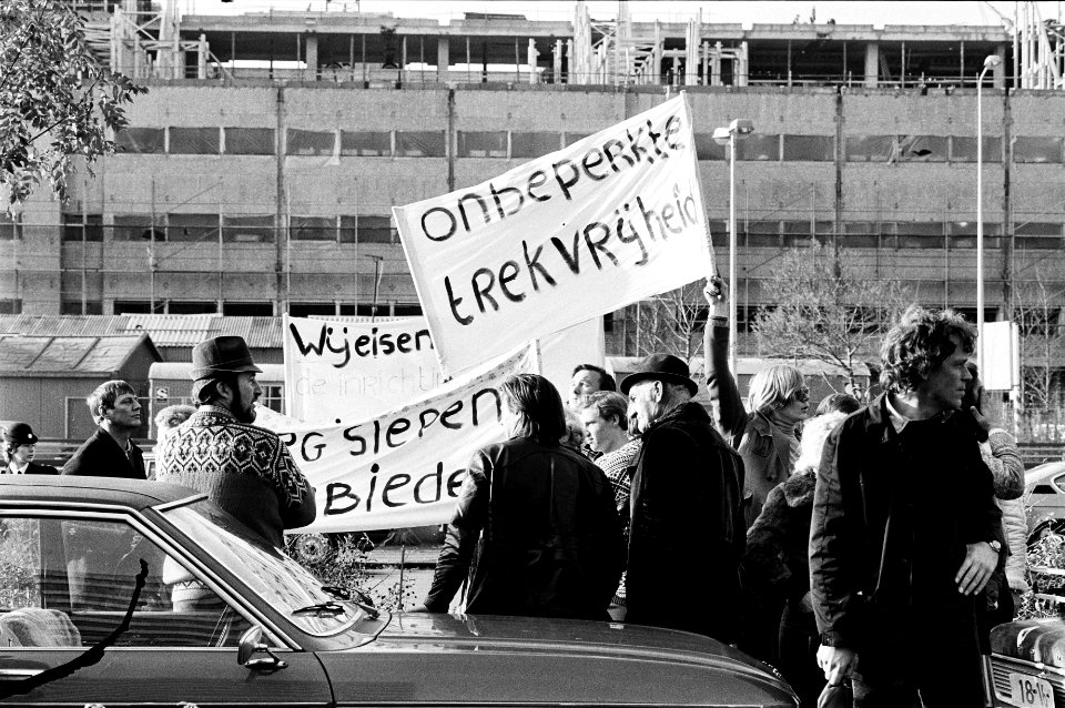 Woonwagenbewoners met spandoeken bij de ingang van het Paleis van Justitie o.a., Bestanddeelnr 930-5498