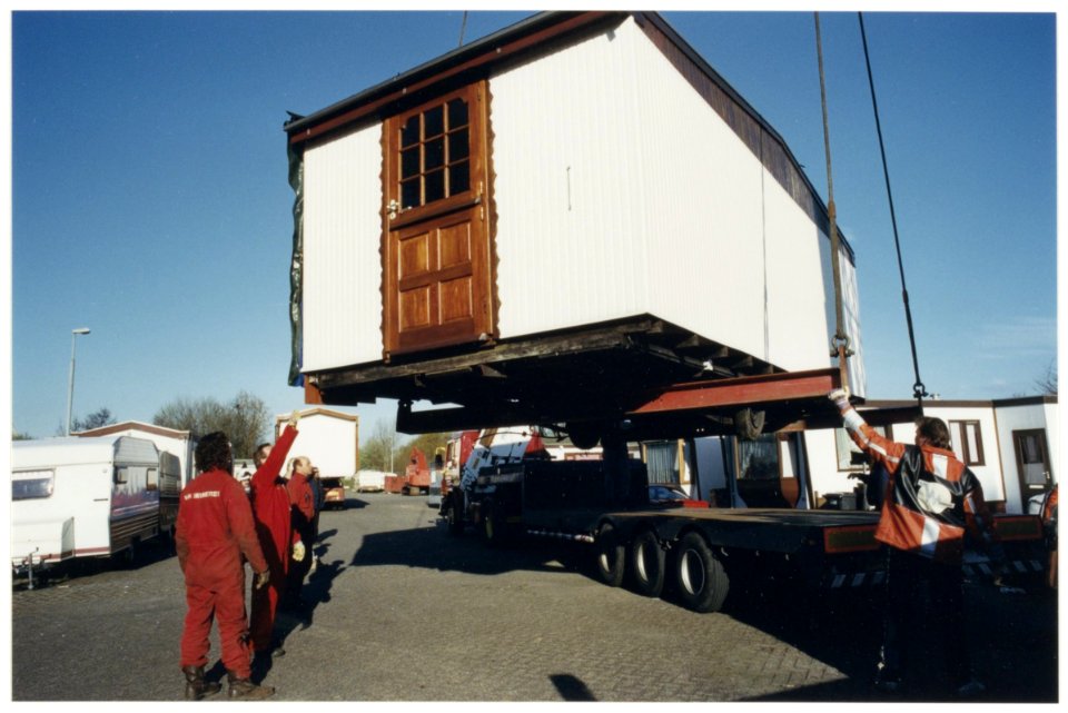 Woonwagen worden met een kraan op het woonwagenkamp Waarderveld geplaatst. NL-HlmNHA 54037270