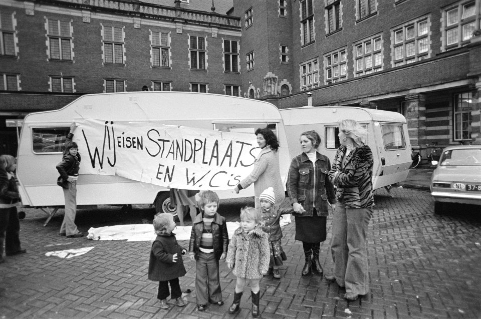 Woonwagenbewoners bezetten stadhuisplein in Leiden met caravans, Bestanddeelnr 928-3587