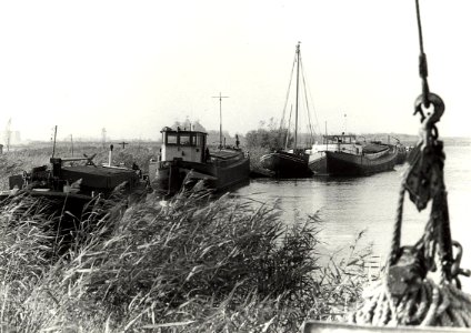 Woonschepen aan het schiereilandje De Laars op de Mooie Nel. Aangekocht in 1983 van fotograaf C. de Boer. Negatiefnummer 18561 K 9-9a. - Gepubliceerd in het Haarlems Dagblad van 27.01.1982, NL-HlmNHA 1478 25900 K 38