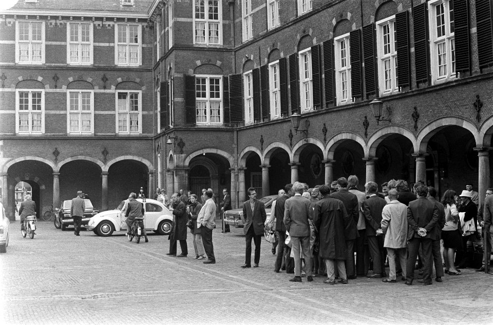Woonwagenbewoners demonstreren op het Binnenhof, Bestanddeelnr 923-6983