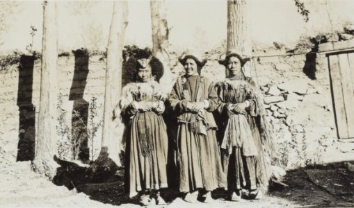 Women of Ladakh in Leh on 23 May 1929-05-23, from- Albumblad met 3 fotos. Linksboven het expeditiegezelschap voor het huis van Kh, Bestanddeelnr 32 062 (cropped)
