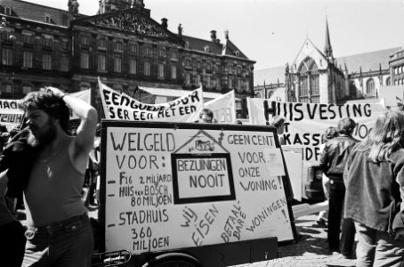 Woonwoededag op de Dam in Amsterdam diverse spandoeken, Bestanddeelnr 930-8213