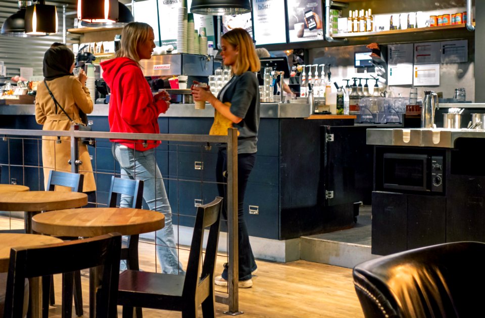 Women talking in Espresso House in Frölunda Torg photo