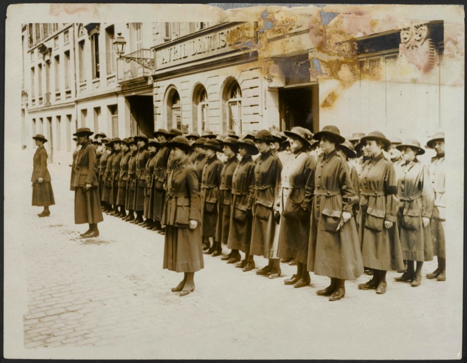Work of the W.A.A.C. in France - paraded ready to march off, Bestanddeelnr 158-2816