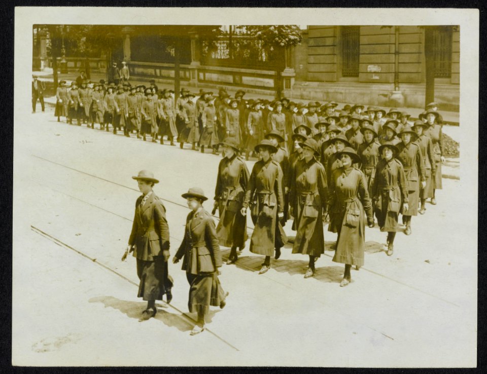Work of the W.A.A.C. in France - shows how well they march, Bestanddeelnr 158-1071