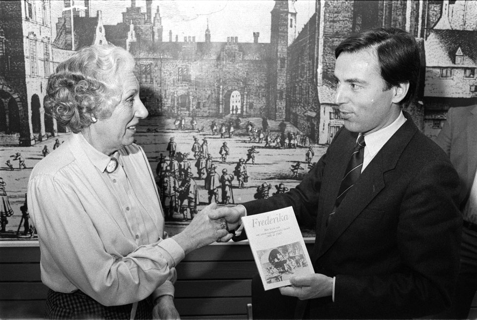 Woonwagenbewoonster (voor 1981 analfabeet) Frederika Brummer biedt minister Brin, Bestanddeelnr 932-9365