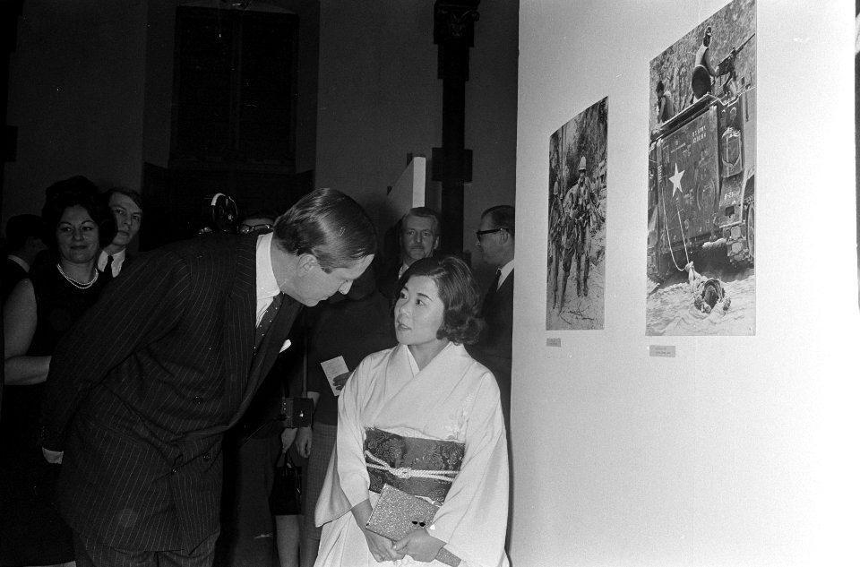 Word Press Photo , prins Claus in gesprek met echtgenot van Japanse fotograaf Sa, Bestanddeelnr 919-8884