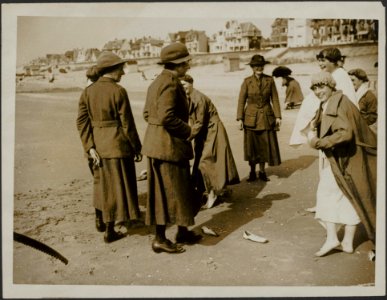 Work of the WAAC Womens Army Auxiliary Corps in France - A bathing parade, Bestanddeelnr 158-1726