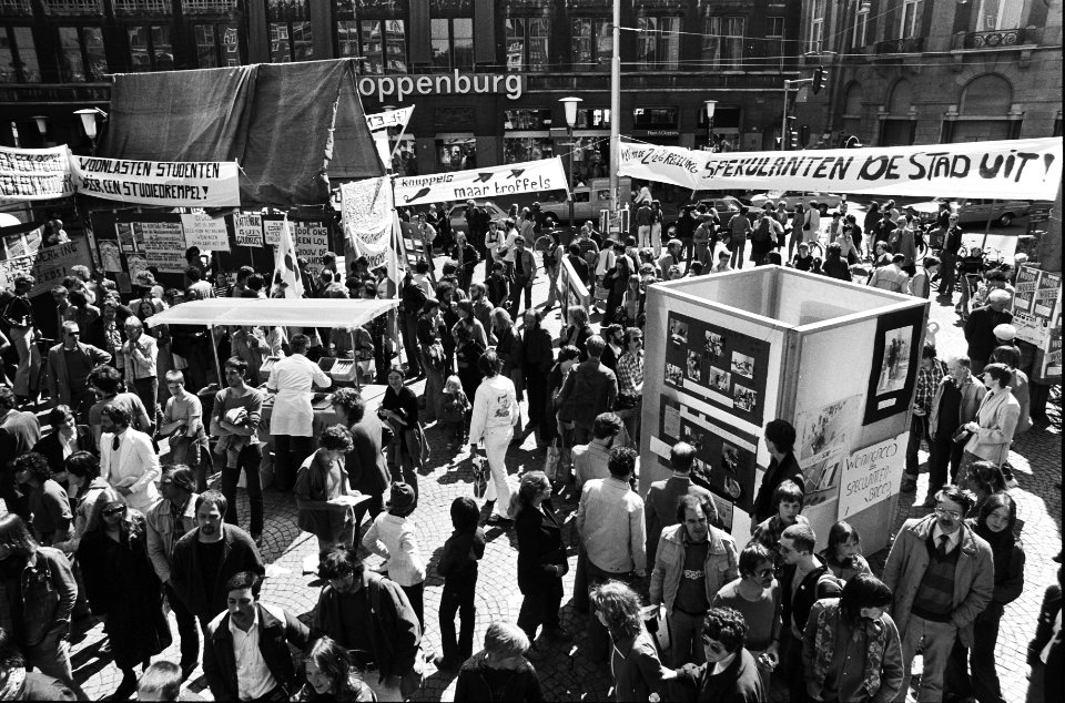 Woonwoededag op de Dam in Amsterdam tentoonstelling ingericht met oa fotos , Bestanddeelnr 930-8211