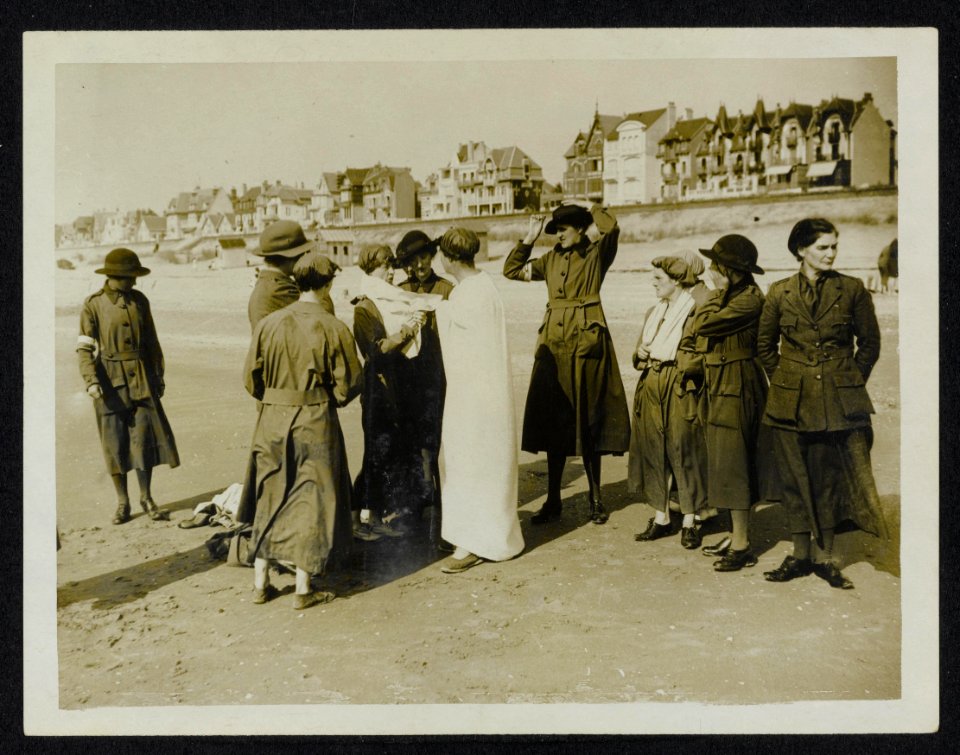 Work of the W.A.A.C. in France. a bathing parade, Bestanddeelnr 158-1074