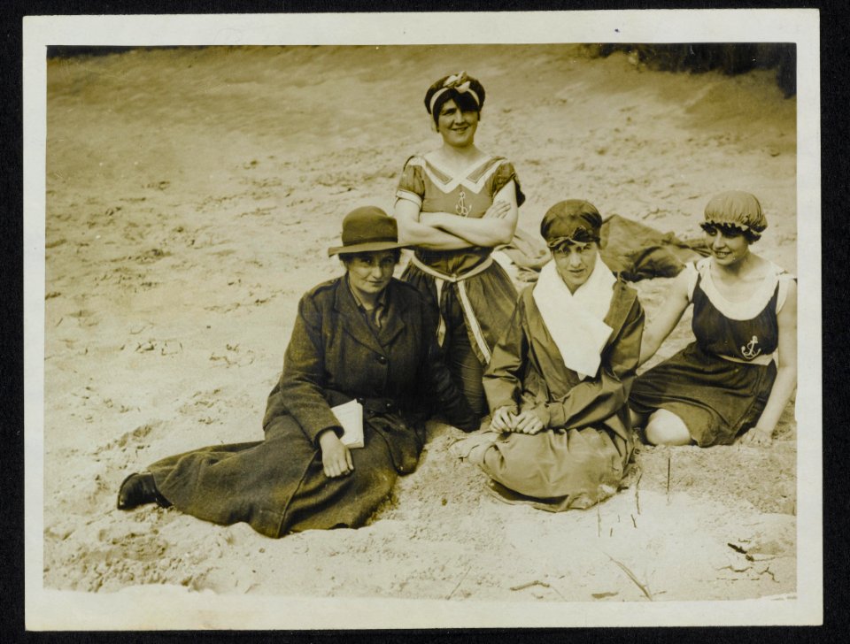 Work of the W.A.A.C. in France. a bathing parade, Bestanddeelnr 158-1073
