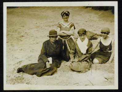 Work of the W.A.A.C. in France. a bathing parade, Bestanddeelnr 158-1073