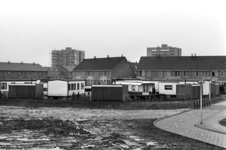 Woonwagenkampje tussen de huizen in Amstelveense wijk Middenhoven, Bestanddeelnr 933-5338