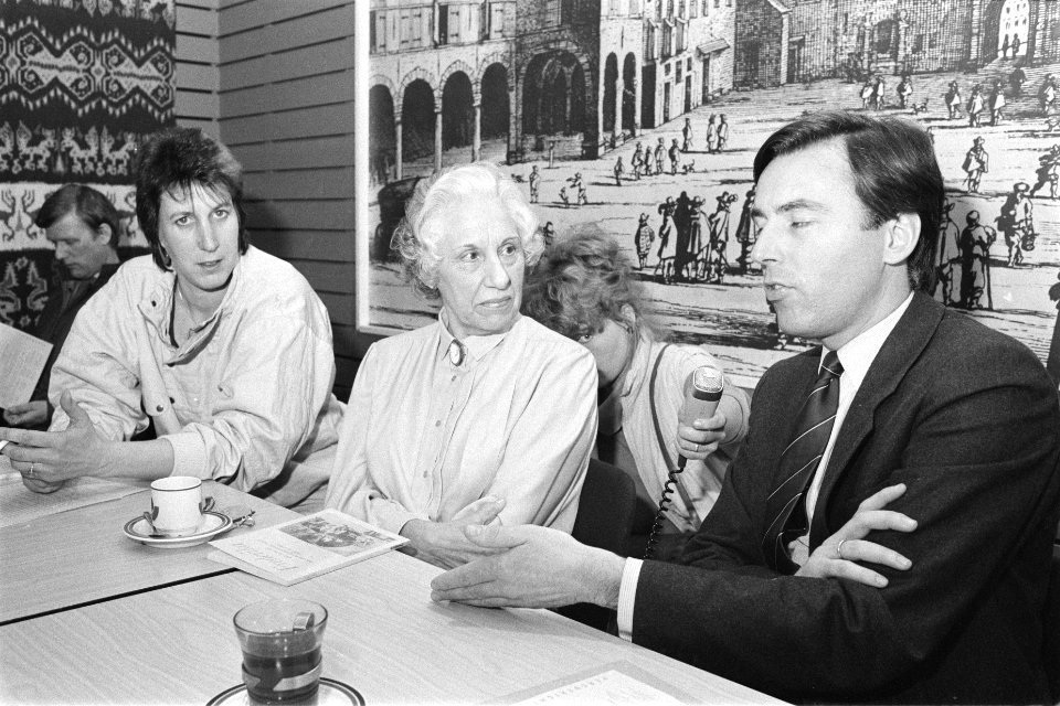 Woonwagenbewoonster (voor 1981 analfabeet) Frederika Brummer biedt minister Brin, Bestanddeelnr 932-9366