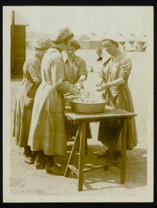 Work of the W.A.A.C. in France. Cooks at a camp preparing vegetables, Bestanddeelnr 158-1072