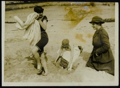 Work of the WAAC Womens Army Auxiliary Corps in France - Off the bath., Bestanddeelnr 158-0071