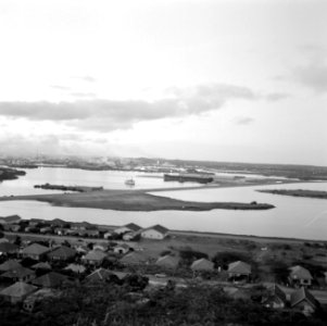 Woonwijk in Oost-Willemstad. Op de achtergrond de Isla-raffinaderij, Bestanddeelnr 252-3255