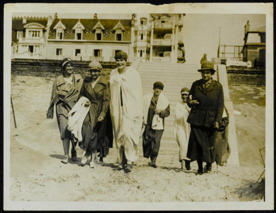 Work of the WAAC Womens Army Auxiliary Corps in France - a bathing parade, Bestanddeelnr 158-0035