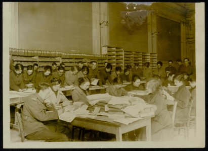 Work of the WAAC. Womens Army Auxiliary Corps in France - Clerks at work in …, Bestanddeelnr 158-0020