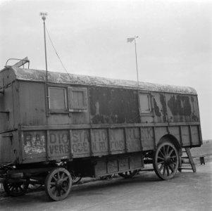 Woonwagen met opschrift Radiostation NLSK Verboden Toegang, Bestanddeelnr 900-5488