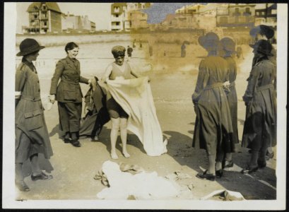 Work of the WAAC Womens Army Auxiliary Corps in France - a bathing parade., Bestanddeelnr 158-0014