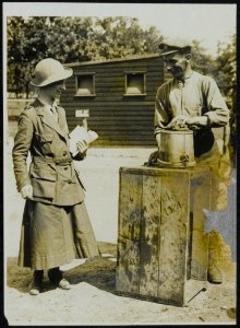 Work of the WAAC Womens Army Auxiliary Corps in France - The officer inspecti, Bestanddeelnr 158-0066