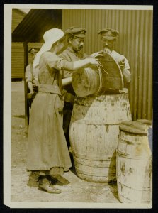 Work of the WAAC Womens Army Auxiliary Corps in France - One of the cooks at , Bestanddeelnr 158-0072