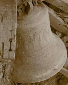 Writing on unidentified bell in a German trench at Grand Bois near Wytschaete., Bestanddeelnr 158-2057 (cropped)