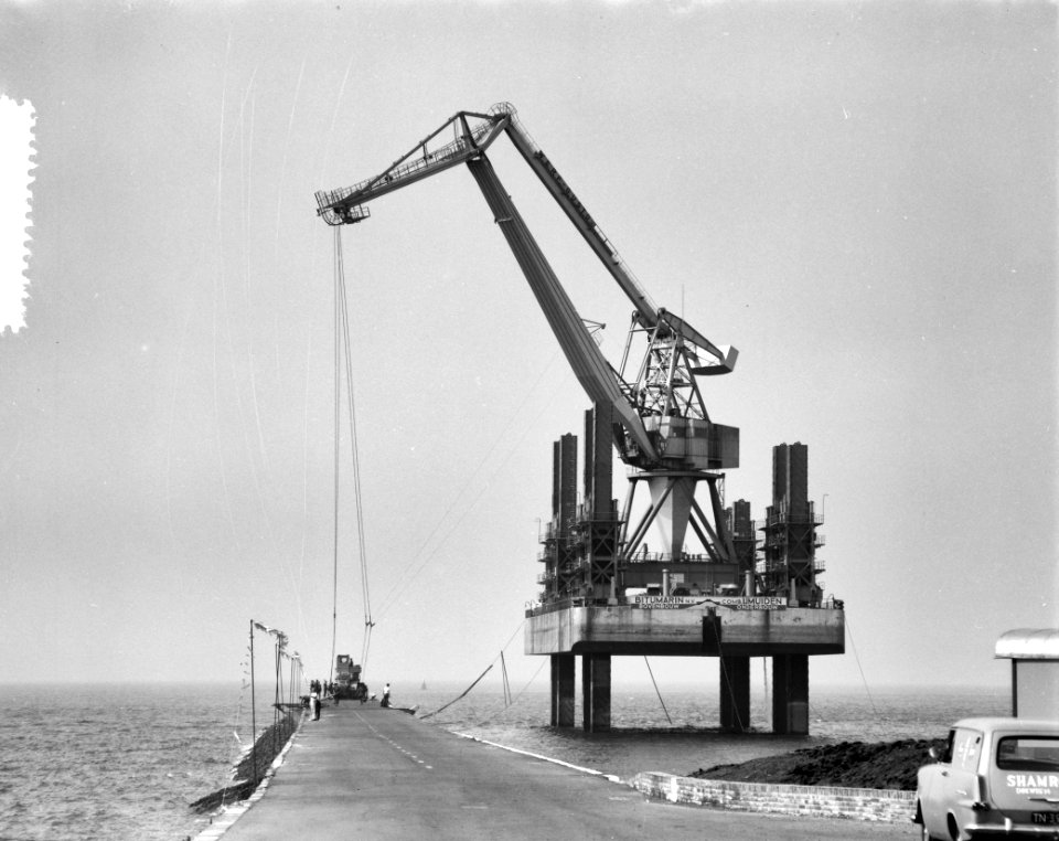 Wrakken tussen de pieren bij IJmuiden worden in de bodem geboord om de vaargeule, Bestanddeelnr 916-7766