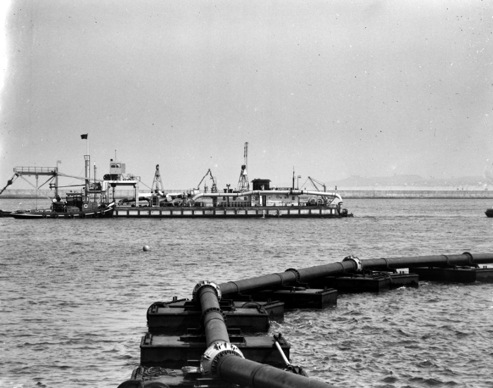 Wrakken tussen de pieren bij IJmuiden worden in de bodem geboord om de vaargeule, Bestanddeelnr 916-7769