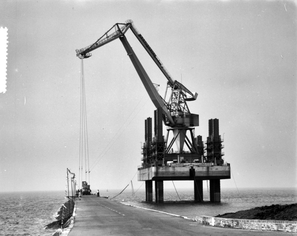 Wrakken tussen de pieren bij IJmuiden worden in de bodem geboord om de vaargeule, Bestanddeelnr 916-7770