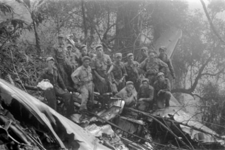 Wrak van de neergestorte Dakota Militairen poseren bij het wrak, Bestanddeelnr 194A-1-4