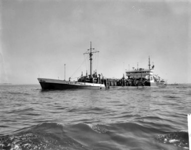 Wrakopruiming tussen pieren IJmuiden, de Engelse zuiger Sea Way die haventoega, Bestanddeelnr 917-5945