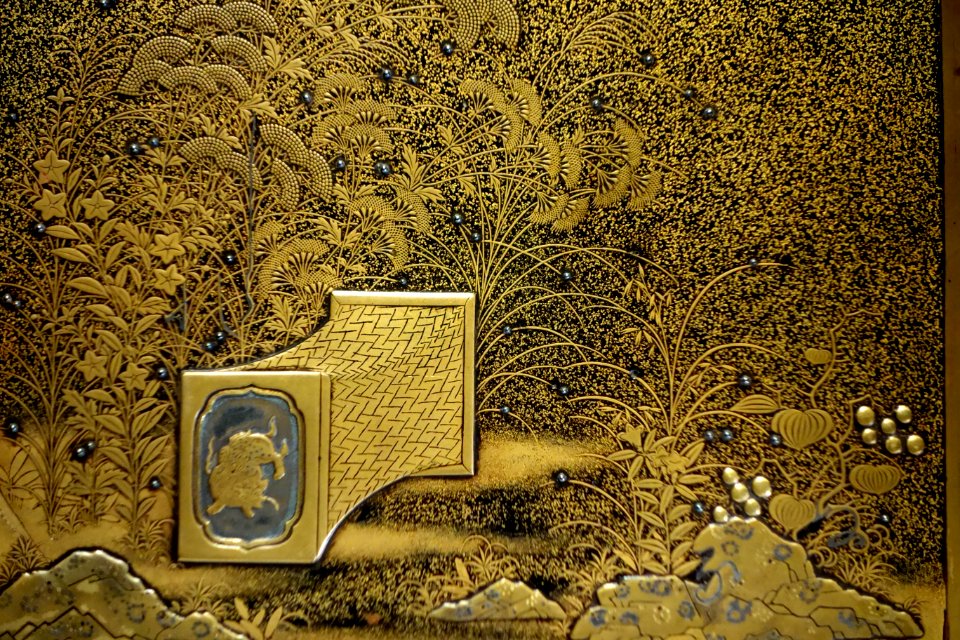 Writing box, Muromachi period, 16th century, cloth-fulling design in maki-e lacquer, detail - Tokyo National Museum - DSC05161