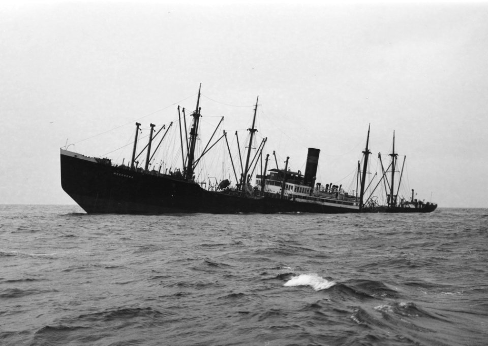 Wrak van de op zaterdag 14 juni 1946 bij Westkapelle op een mijn gelopen stoomsc, Bestanddeelnr 901-8129