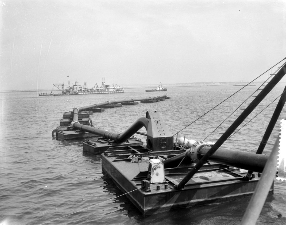 Wrakken tussen de pieren bij IJmuiden worden in de bodem geboord om de vaargeule, Bestanddeelnr 916-7765