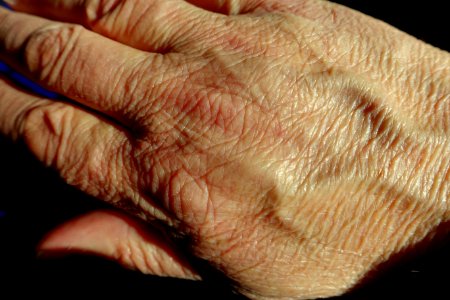 Wrinkled hand - DSC01563