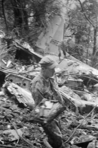 Wrak van de neergestorte Dakota. Een militair houdt de restanten van een akteta…, Bestanddeelnr 194A-1-3
